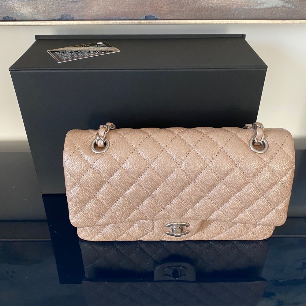 Chanel Classic Flap - Medium - Picture 2 of 10